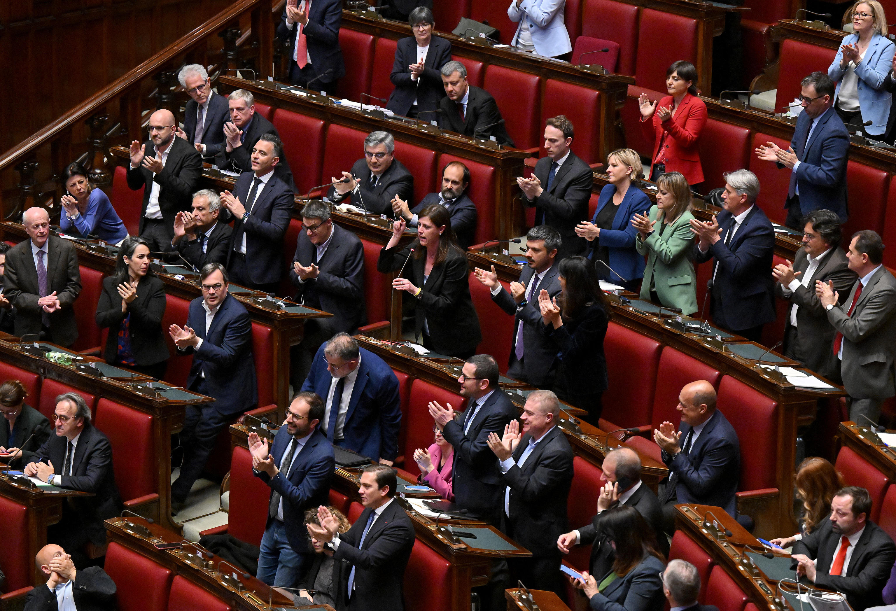 Sassolini di Lehner: cialtroni in Parlamento