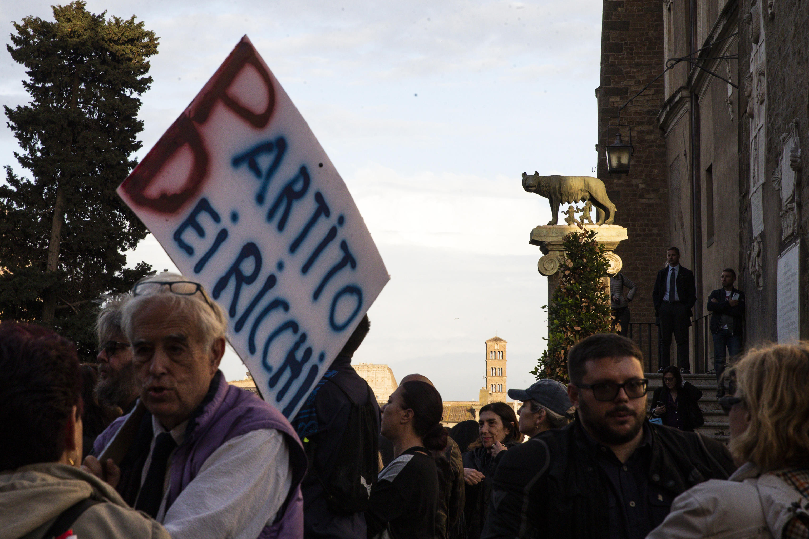 “No al delirio eco-chic” a Roma: il popolo anti Ztl scende in piazza