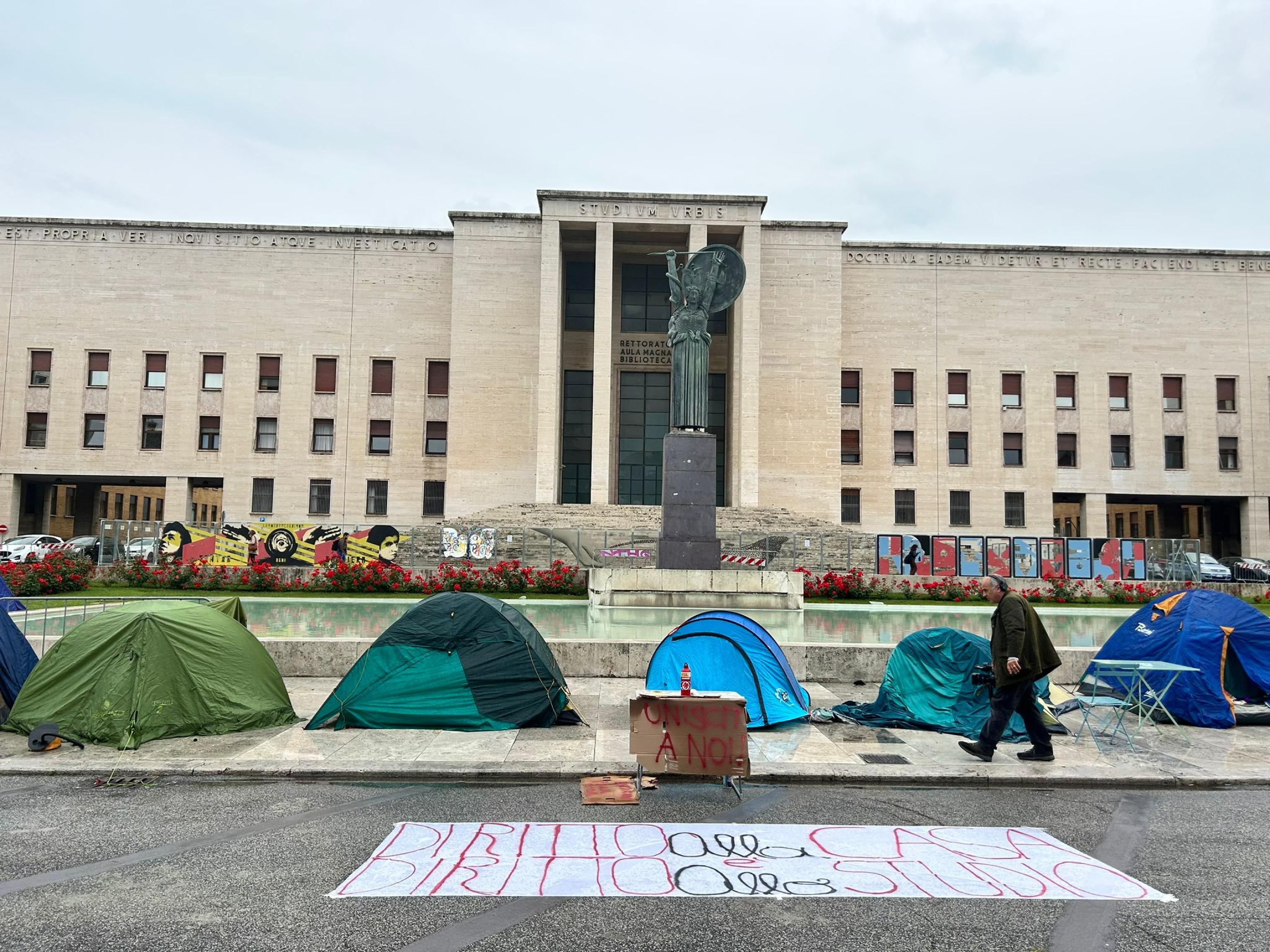 Tenda all’università per attaccare la proprietà 