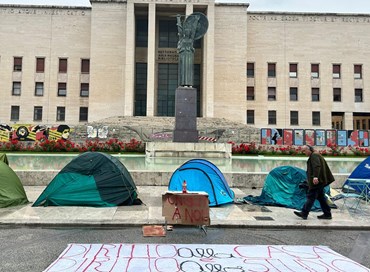 Tenda all’università per attaccare la proprietà
