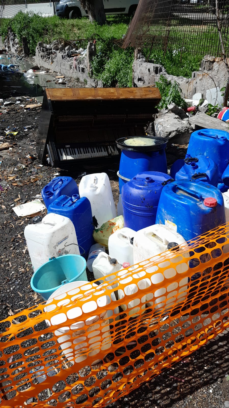 Sostanze “non identificate” e rifiuti davanti al campo rom 