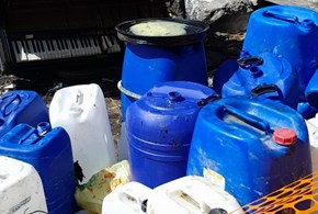 Sostanze “non identificate” e rifiuti davanti al campo rom 