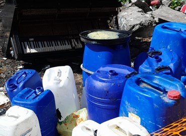 Sostanze “non identificate” e rifiuti davanti al campo rom