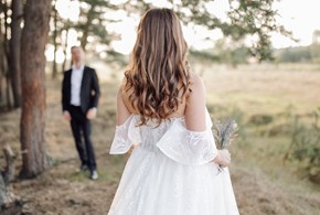 I migliori abiti da sposa per l’estate: come scegliere il vestito perfetto per il matrimonio estivo