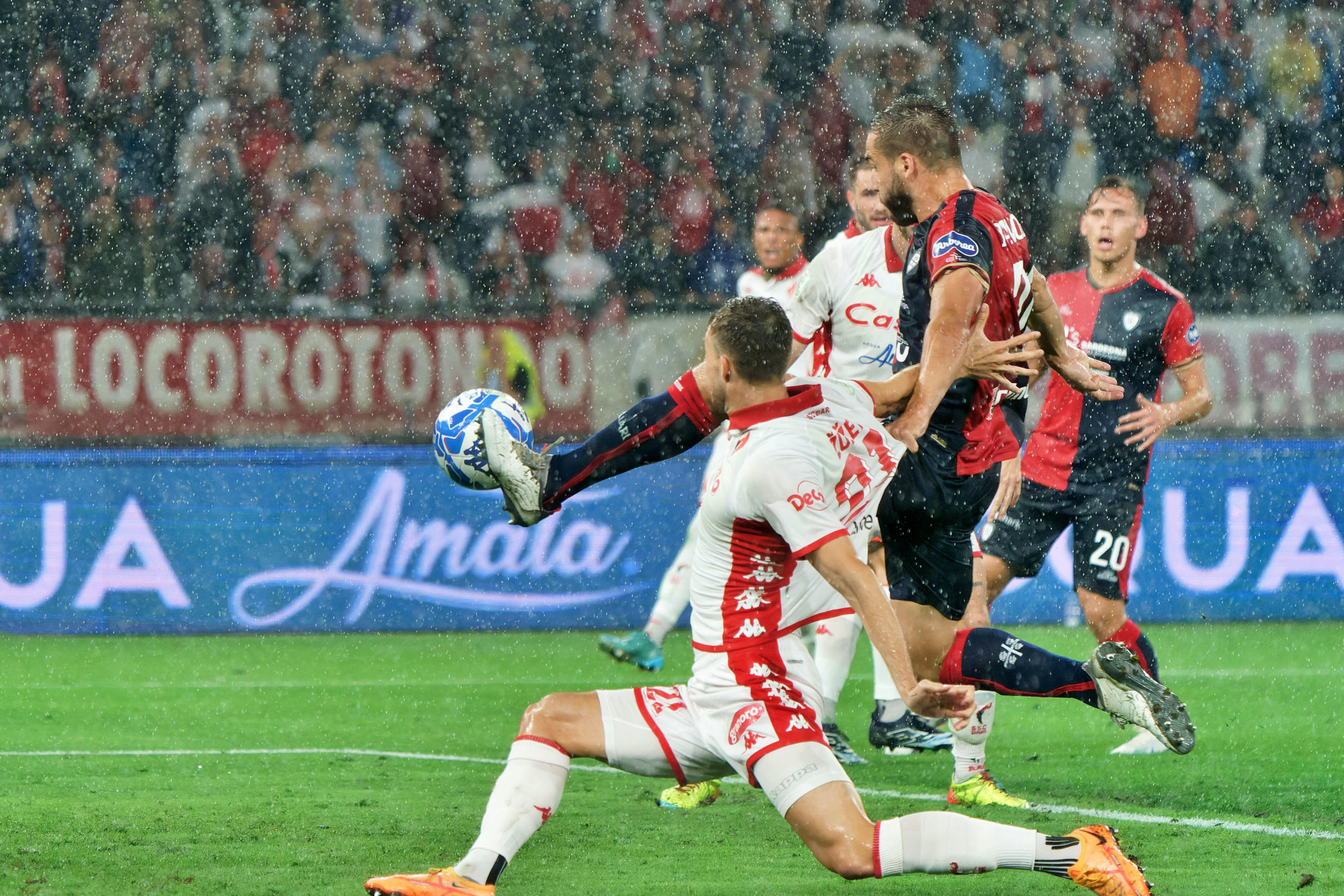 La zampata di Pavoletti vale al Cagliari la promozione