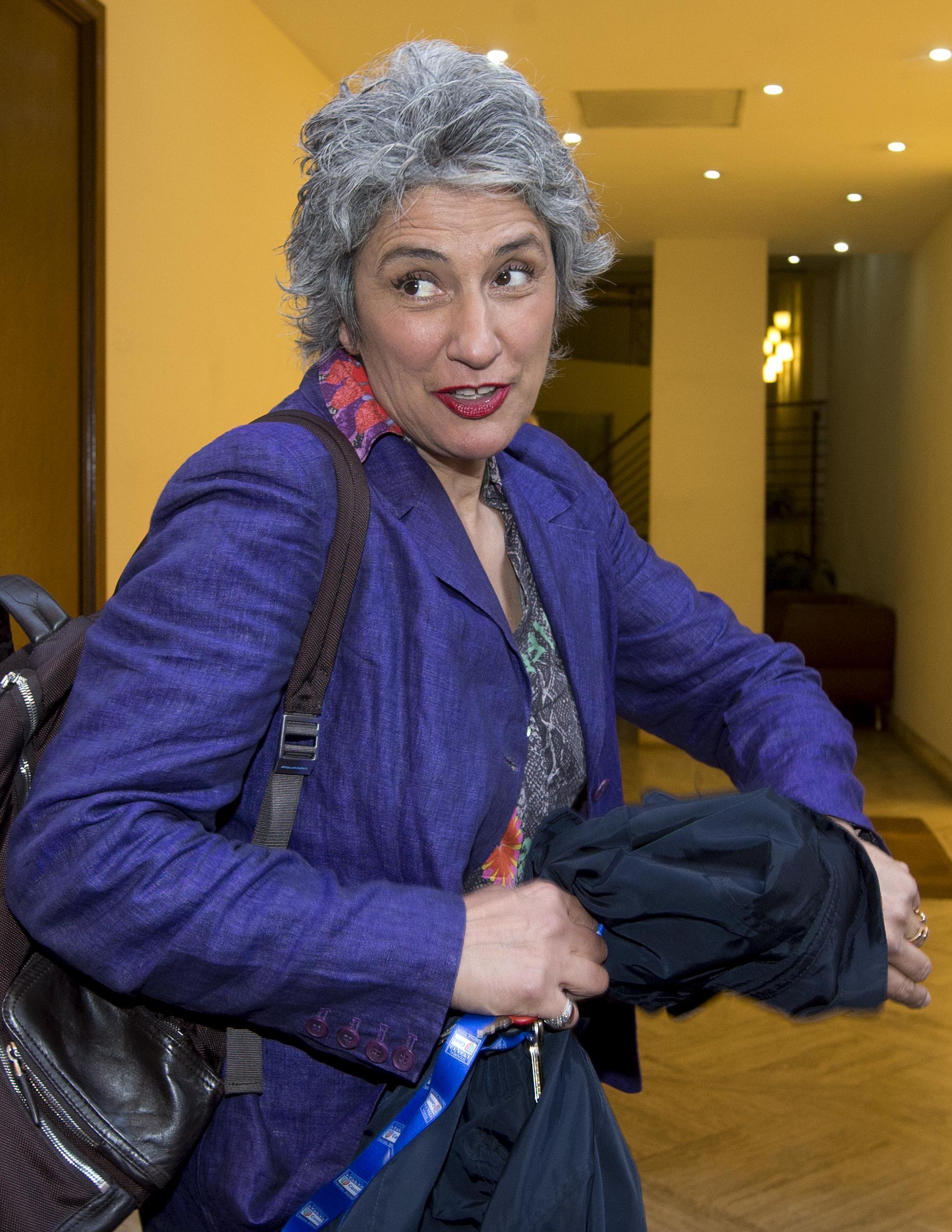 Cancellato il termine “donna”: l’ultima follia del politicamente corretto