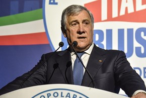 Forza Italia si riorganizza, Tajani sarà il reggente 