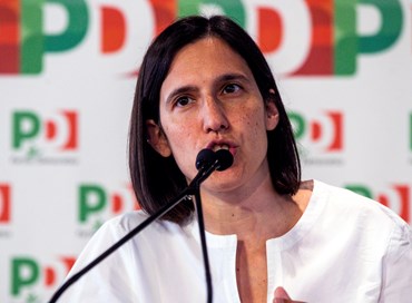 Schlein (in confusione) per ora si salva, mentre Renzi l’attacca