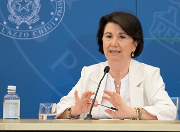 Roccella: “Non si diventa genitori per contratto”