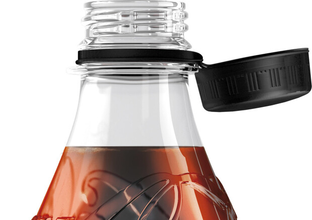 Quei tappi che non si staccano dalle bottiglie di plastica