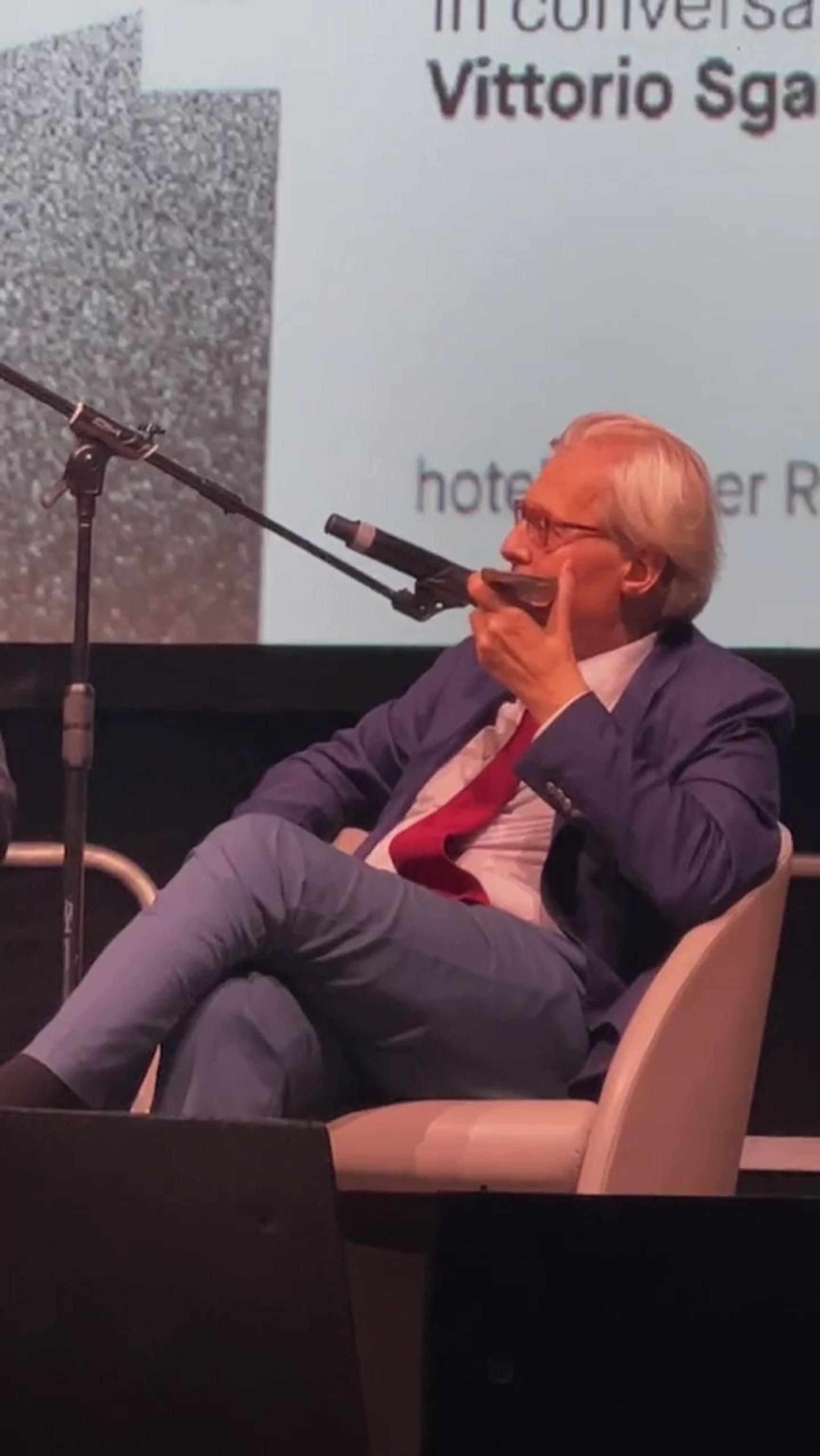 I turpiloqui di Vittorio Sgarbi sturano i timpani del politicamente corretto