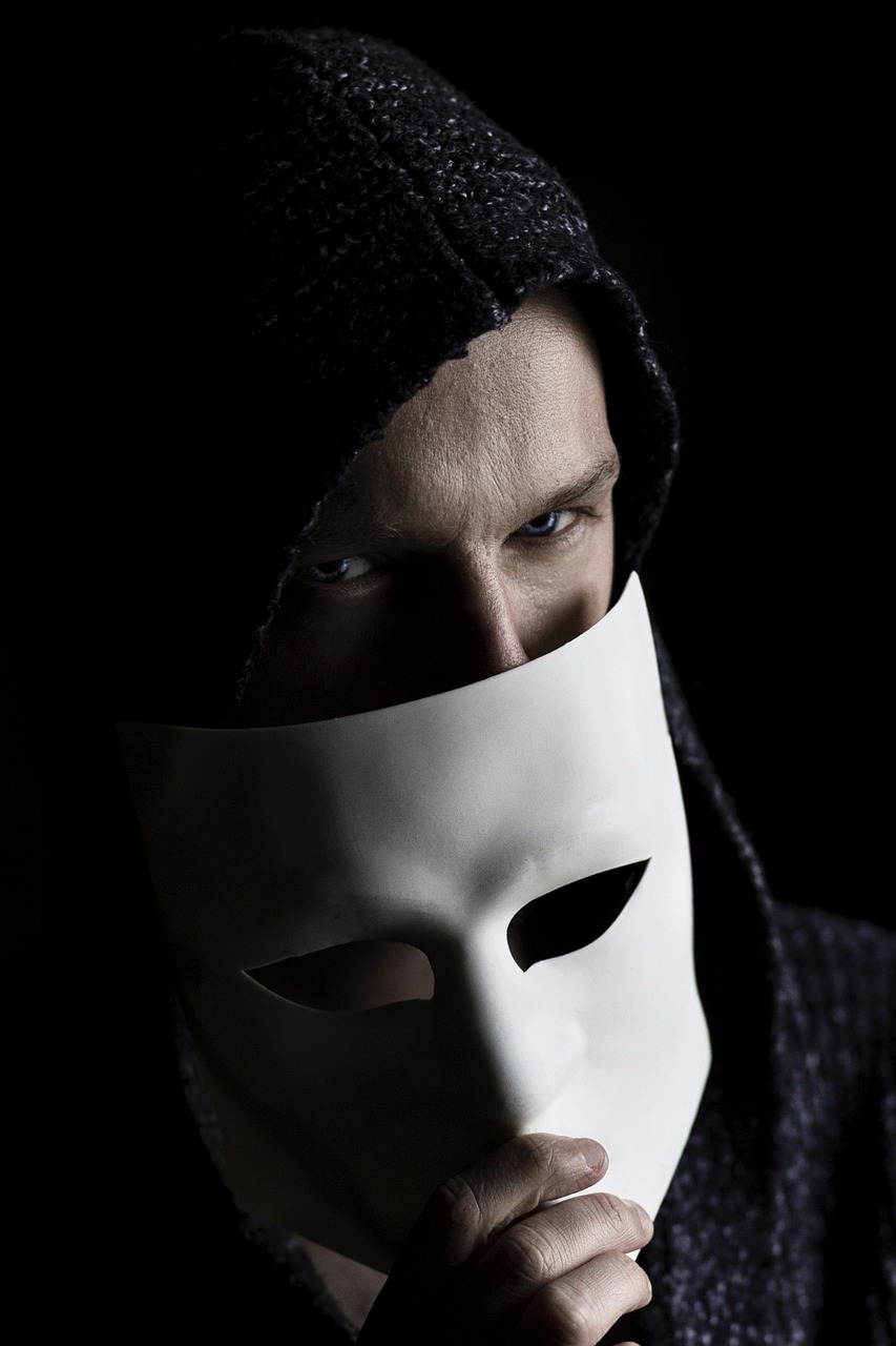 Un maniaco a Milano mangia le feci delle donne che adesca