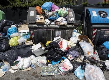 Rifiuti e cartelle “pazze”: è caos Capitale