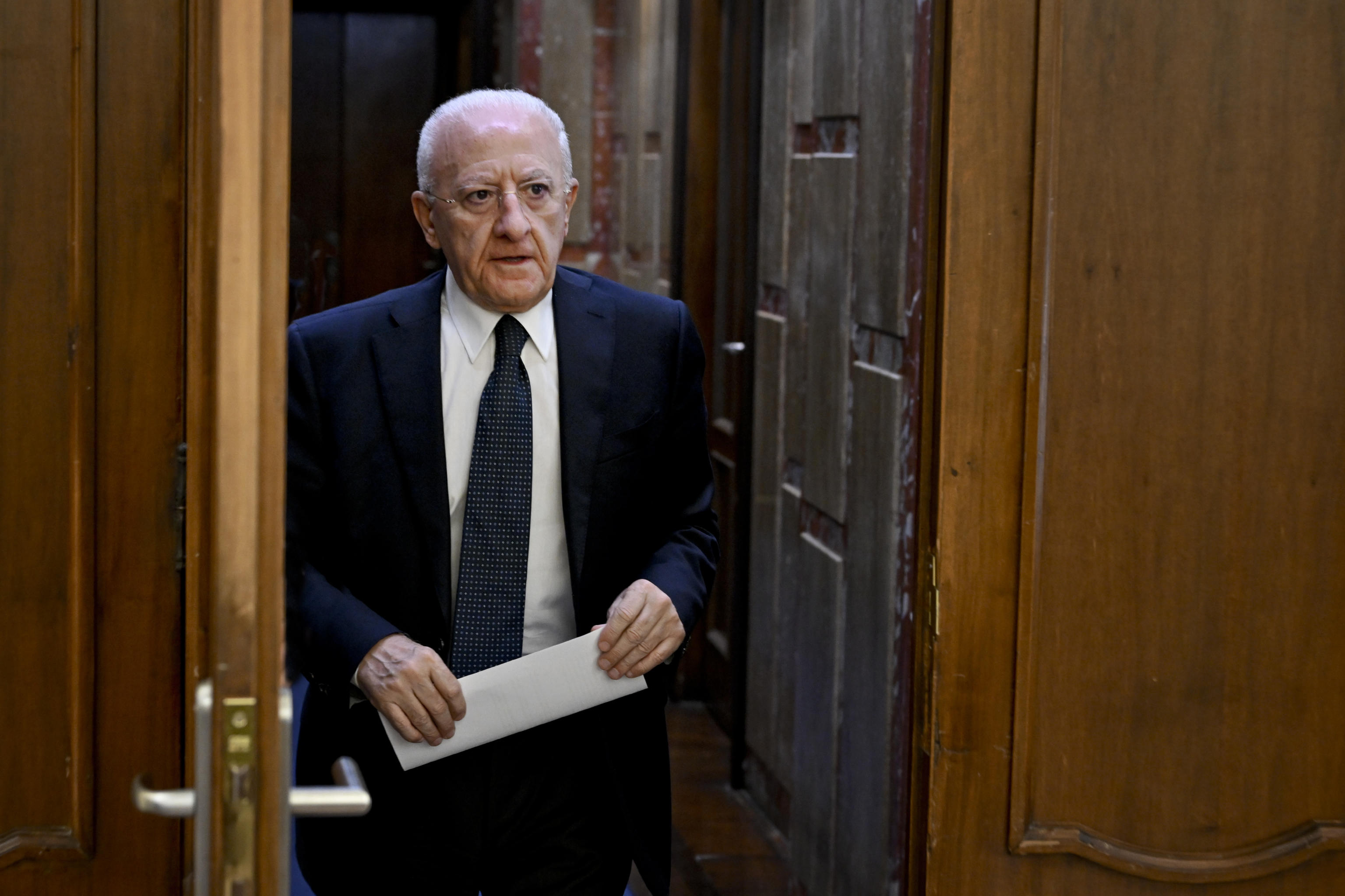 De Luca affonda Schlein: “Cacicca ante litteram”