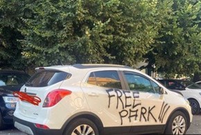 Free Park: a Roma la bomboletta spray contro la sosta selvaggia