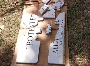 Figuretta sinistra: targa distrutta, ma non è colpa dei fascisti