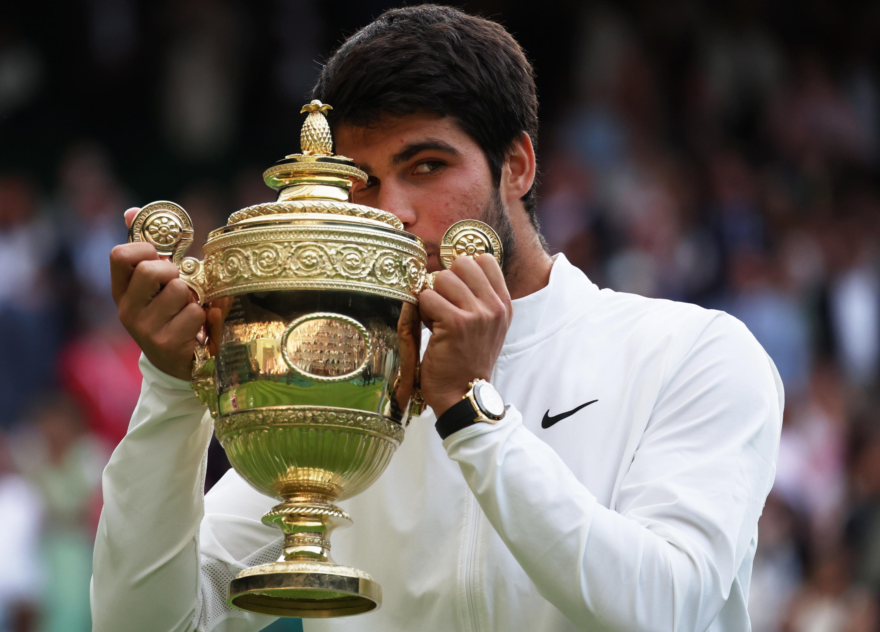 Alcaraz trionfa a Wimbledon e scrive la storia