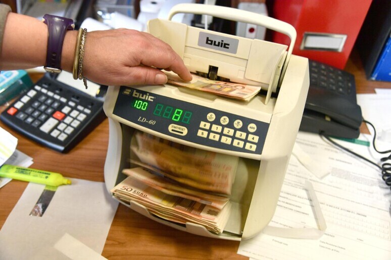 Extraprofitti: una tantum per le banche, “una semper” per i clienti