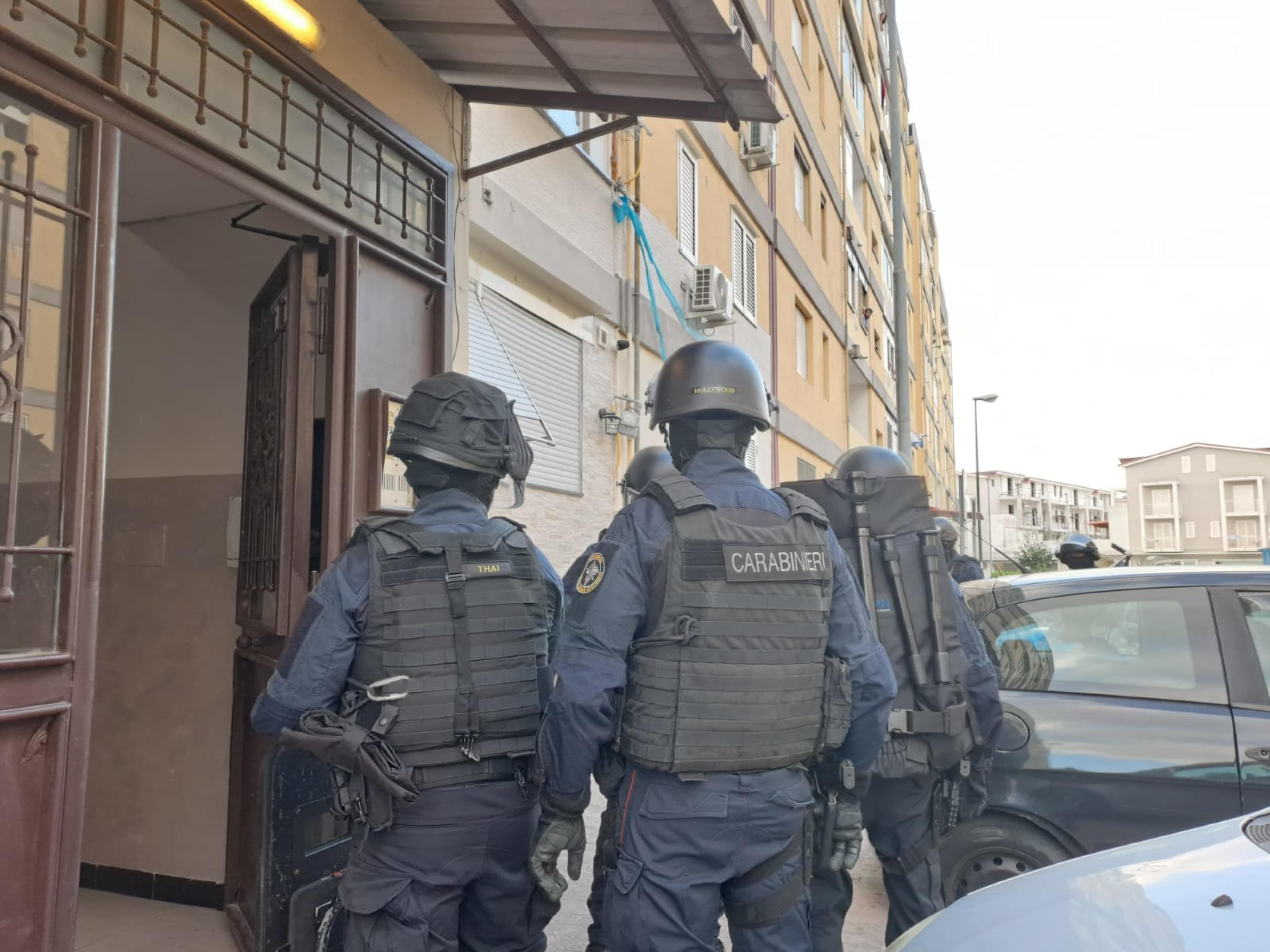 Lo Stato irrompe al Parco Verde: trovati soldi, molotov e un altarino dei clan