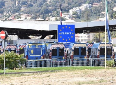 Migranti, la Corte europea dice “no” ai respingimenti al confine francese