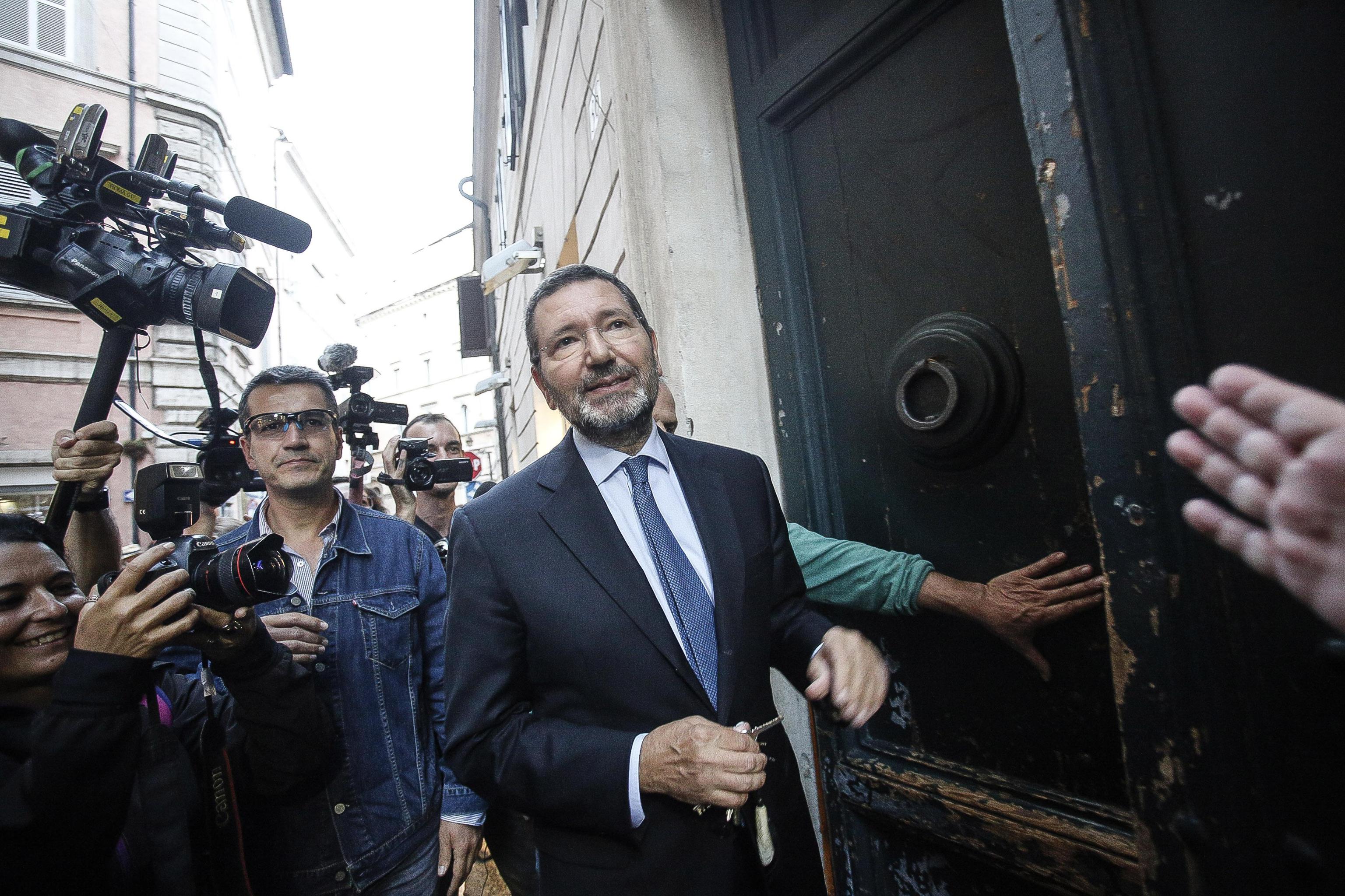 “Il Pd è un partito di sinistra?”: bordata di Ignazio Marino (dalla piscina)