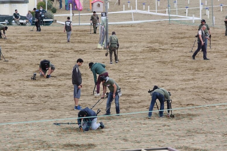 Quelli che vanno in spiaggia con il metal detector