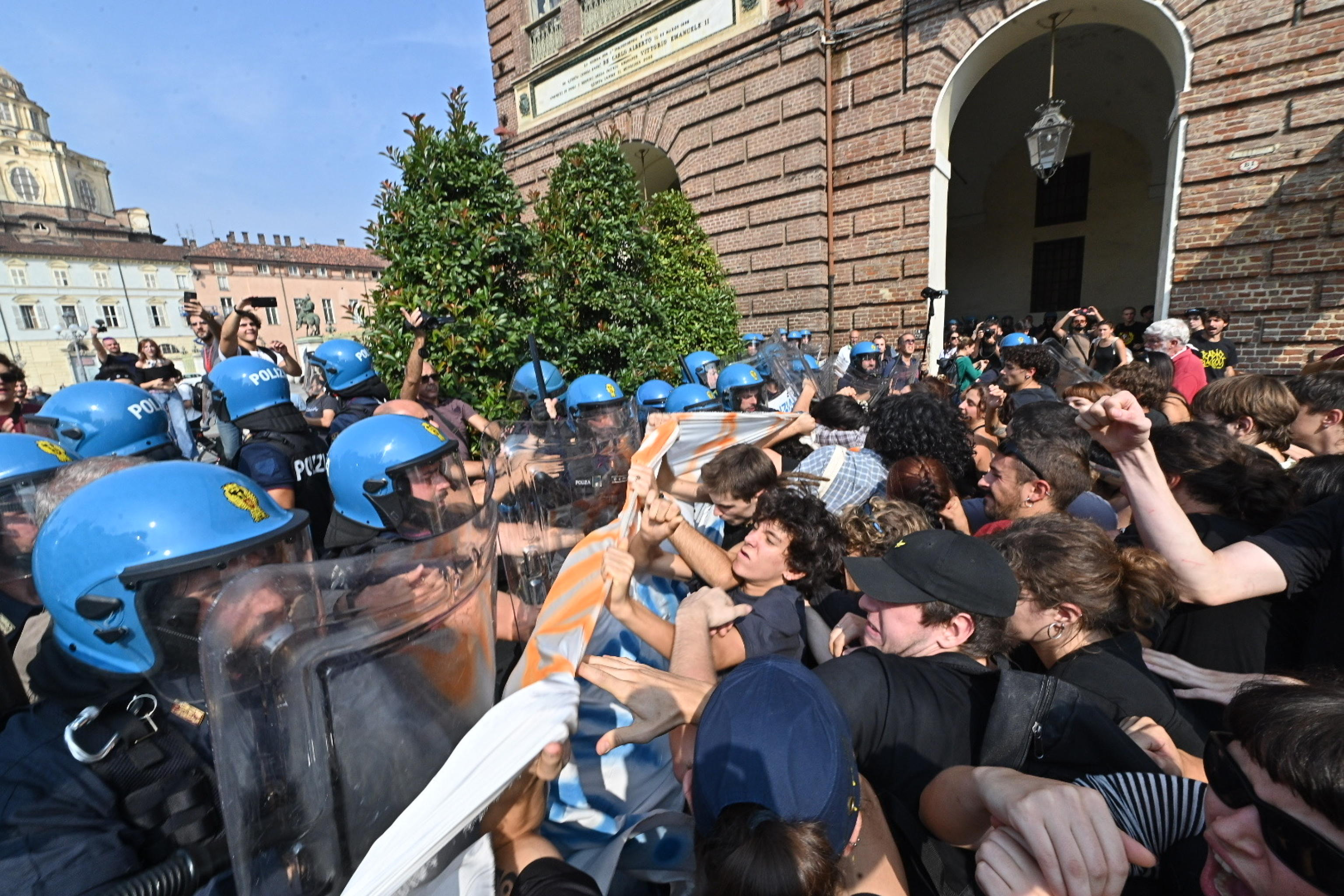 Studenti contro Meloni: tensioni a Torino