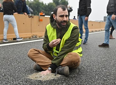 Blocco in autostrada, l’eco-follia degli ambientalisti