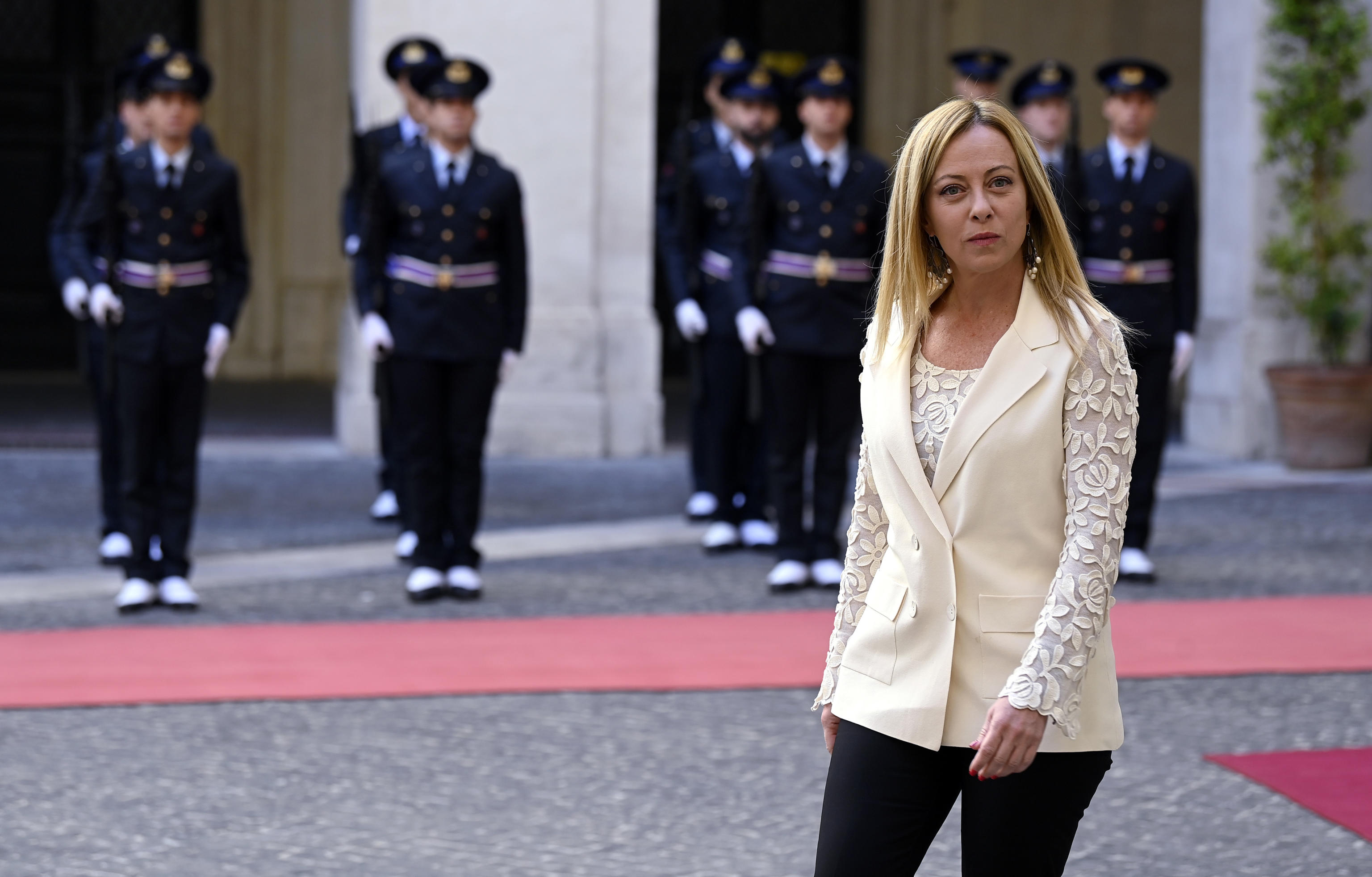 Meloni: “Gli altri continuino a rotolarsi nel fango”