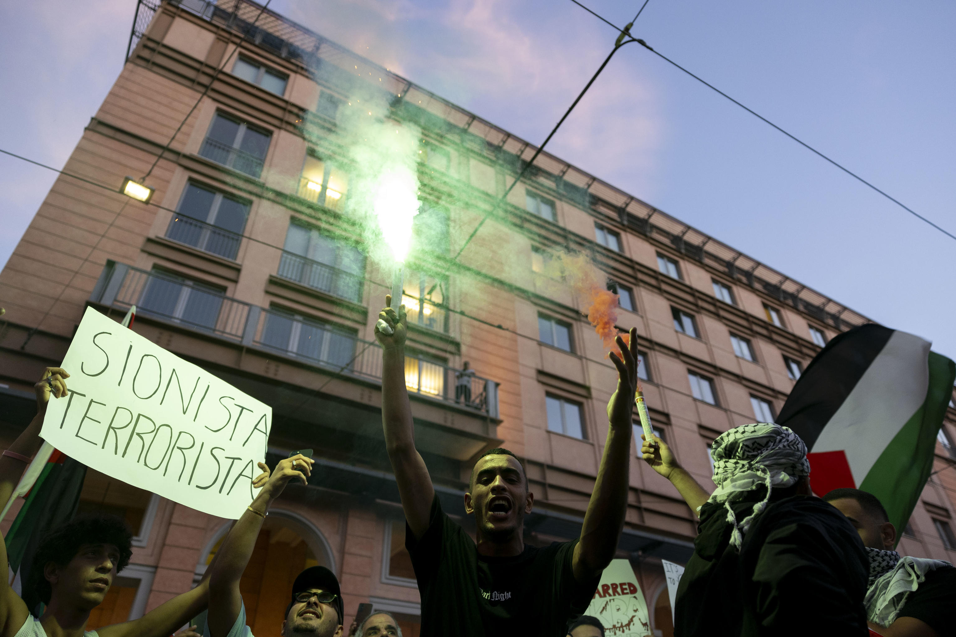 Le piazze di sinistra con Hamas, orfane delle Brigate rosse