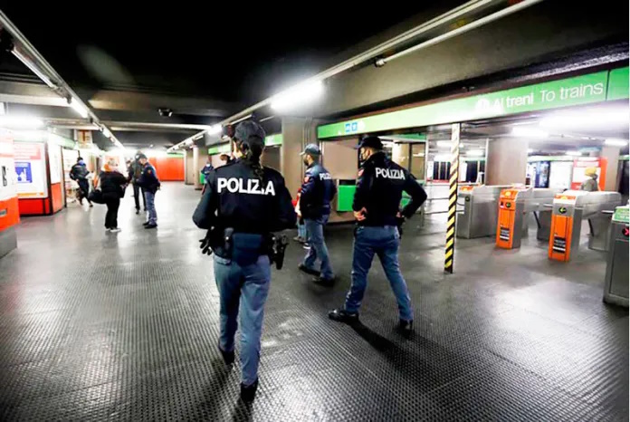 Urla “Allah Akbar” in metro, era ricercato per terrorismo