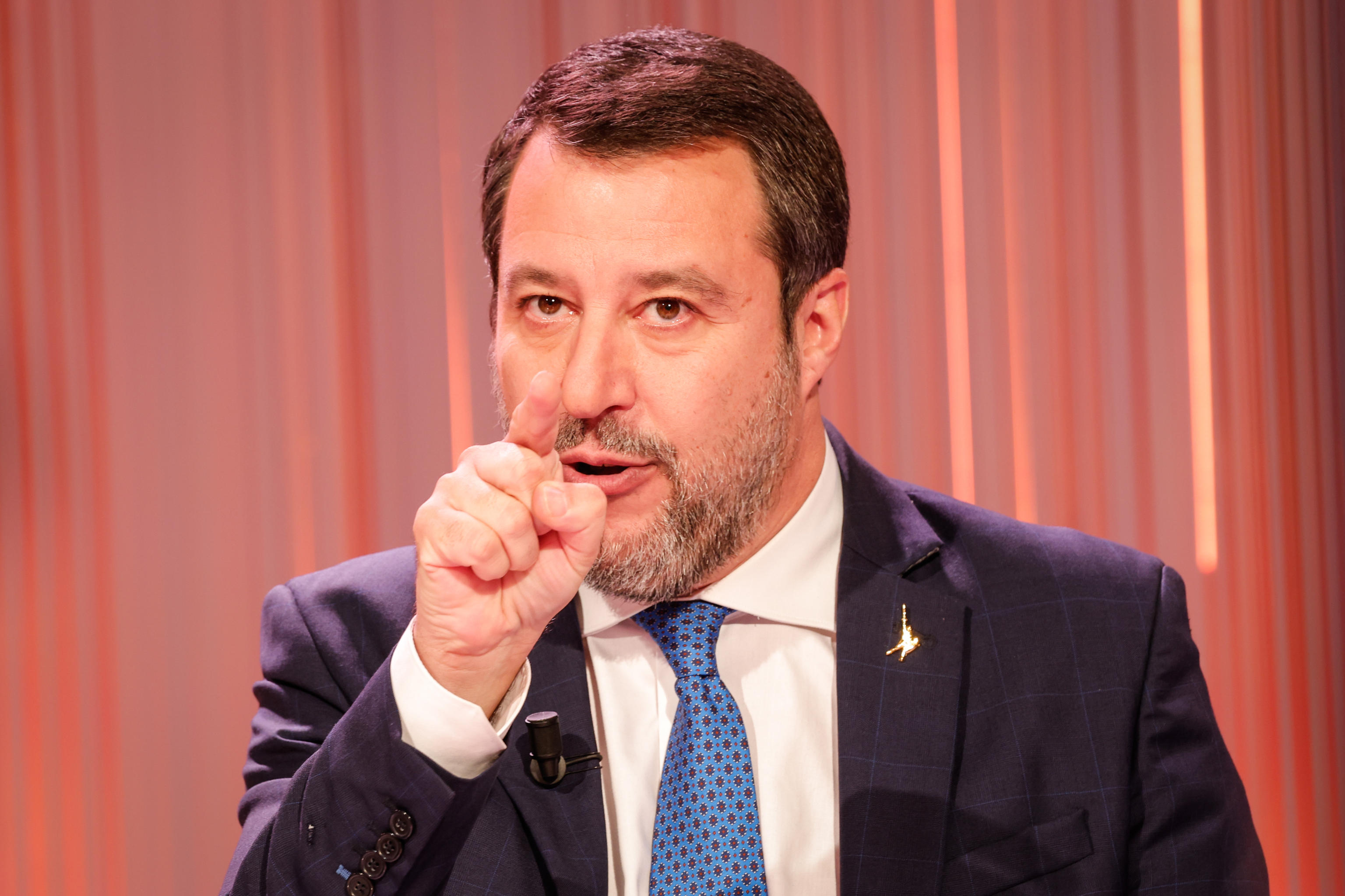 Salvini: “Siamo in tempo per fermare auto solo elettriche”