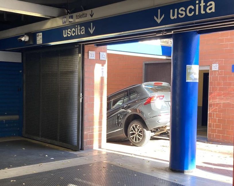 A Roma un’auto entra nella stazione della metro