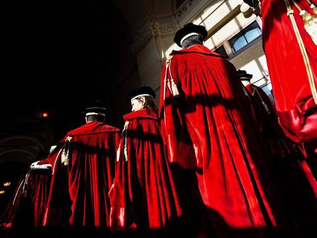 Separare le carriere dei magistrati non basta