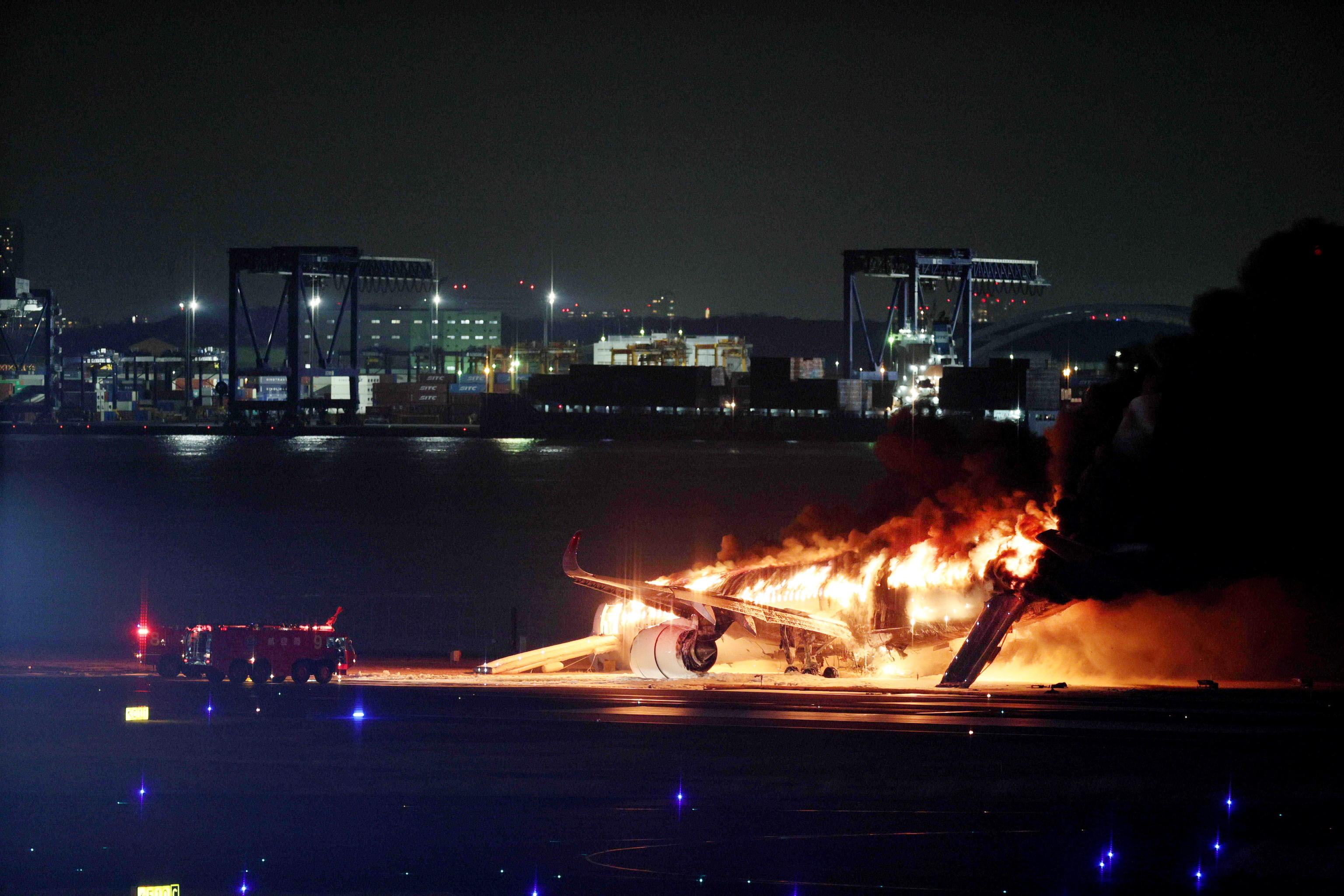 Aereo in fiamme all’aeroporto di Tokyo