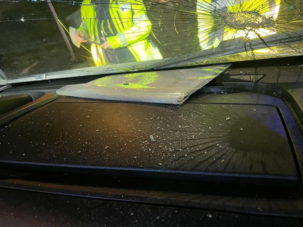 Ambulanza presa a sassate nel campo rom