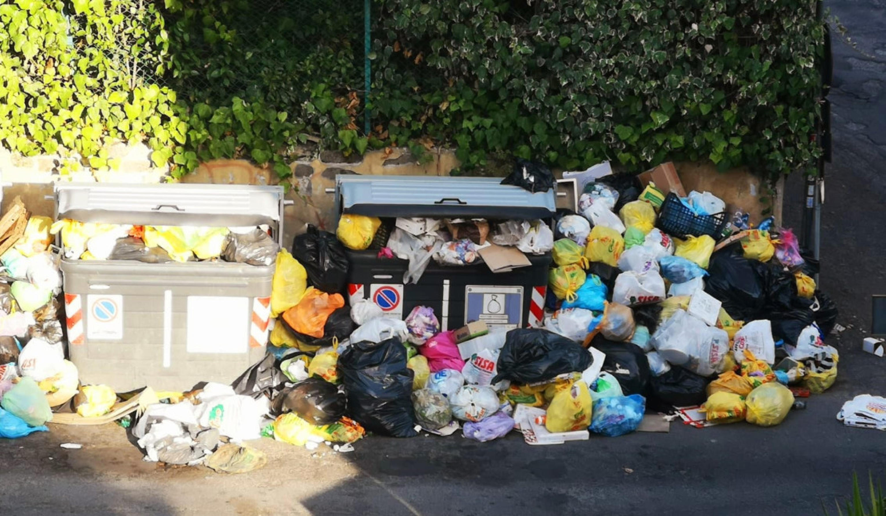 La crisi nella gestione dei rifiuti a Roma: dalla raccolta al trattamento