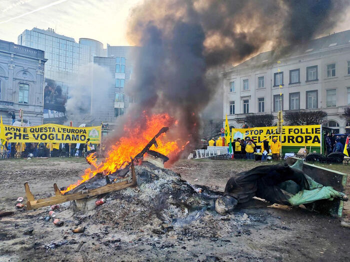 Trattori a Bruxelles: roghi e lancio di bottiglie, abbattuta una statua