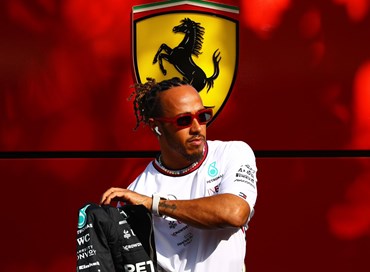 Hamilton vede rosso, dal 2025 guiderà una Ferrari