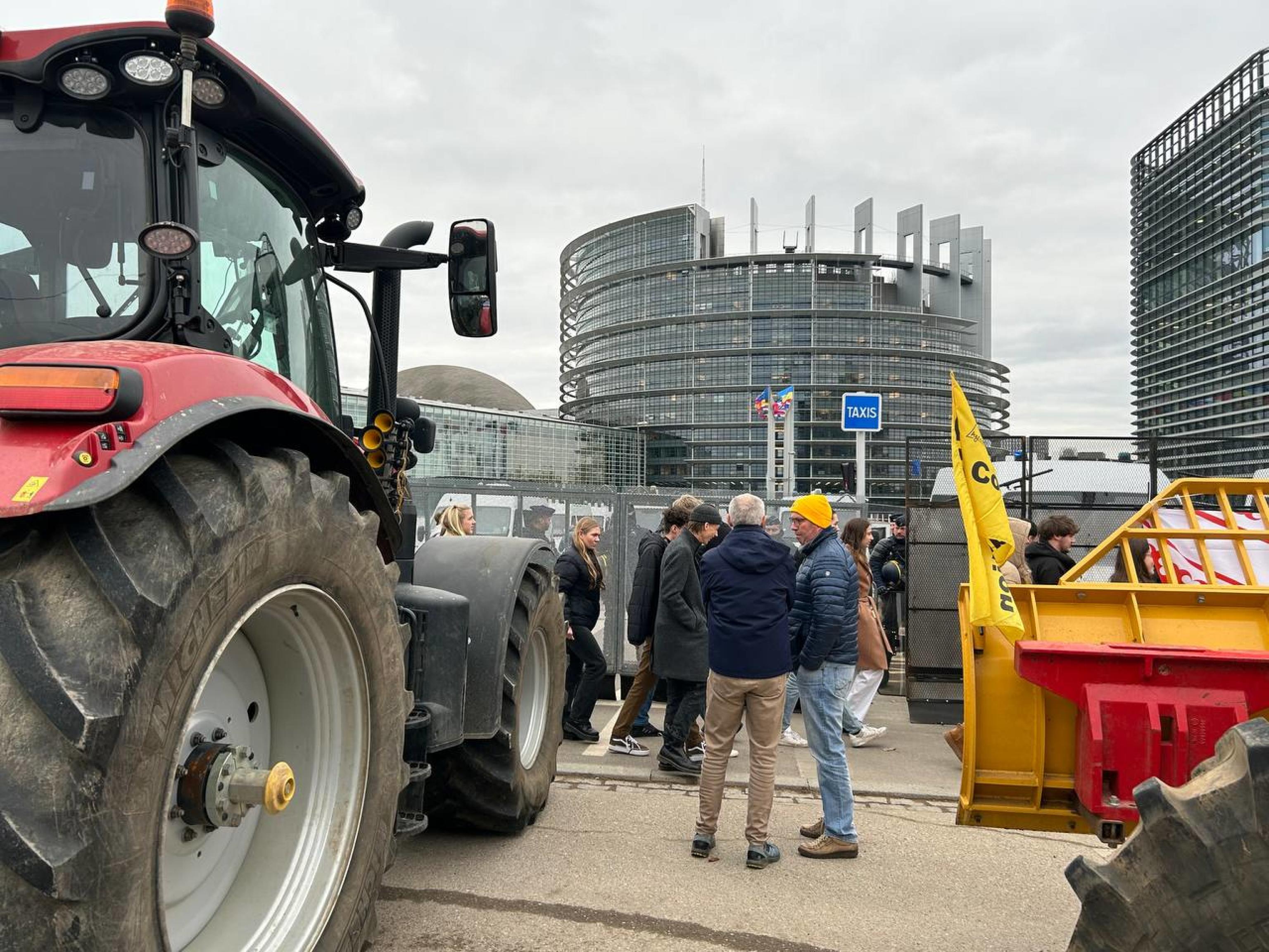 I trattori avanzano, l’Ue fa retromarcia sui pesticidi