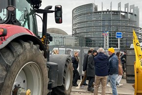 I trattori avanzano, l’Ue fa retromarcia sui pesticidi