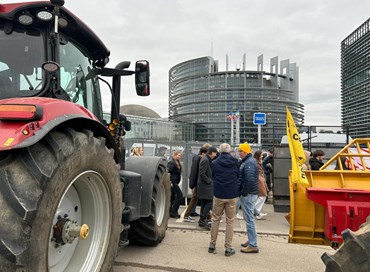 I trattori avanzano, l’Ue fa retromarcia sui pesticidi