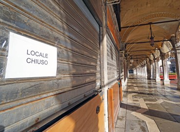 Serrande abbassate: i negozi spariti in oltre dieci anni