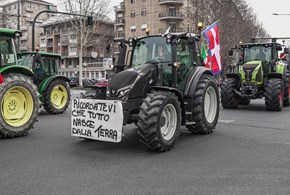 Protesta dei trattori, l’urlo: “No agricoltori, no cibo”