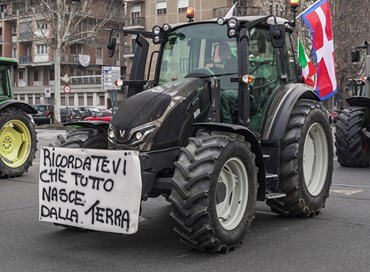 Protesta dei trattori, l’urlo: “No agricoltori, no cibo”