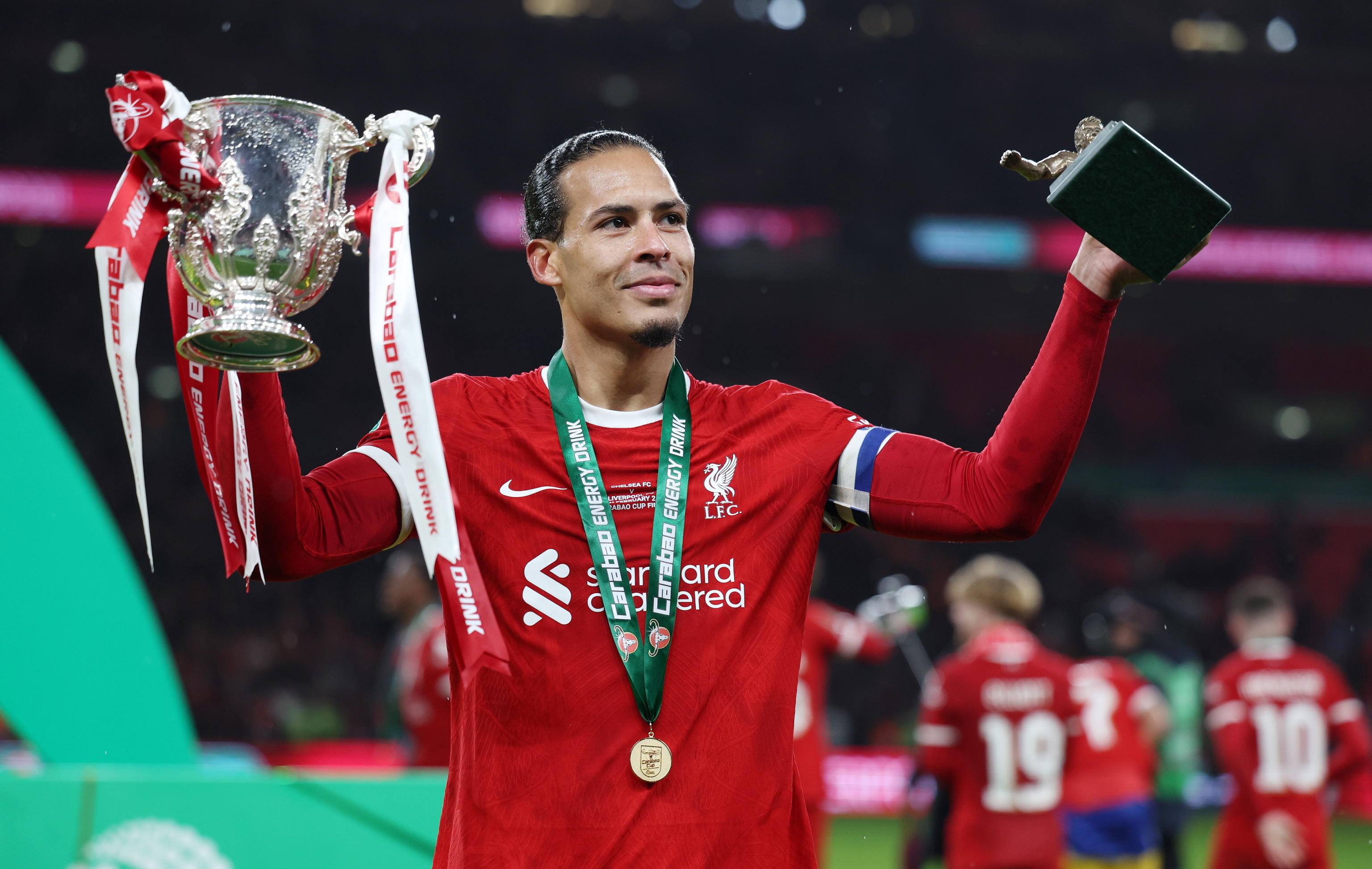 Van Dijk indica la via, il Liverpool fa dieci: record assoluto