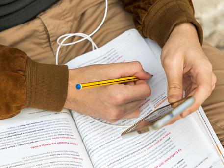 Cellulari nelle scuole, “no” del Governo inglese