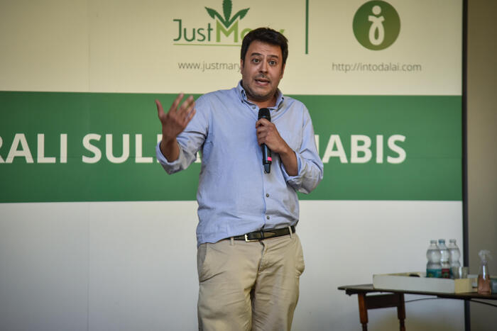 “Genocidio termine inadeguato”: l’addio del consigliere Pd