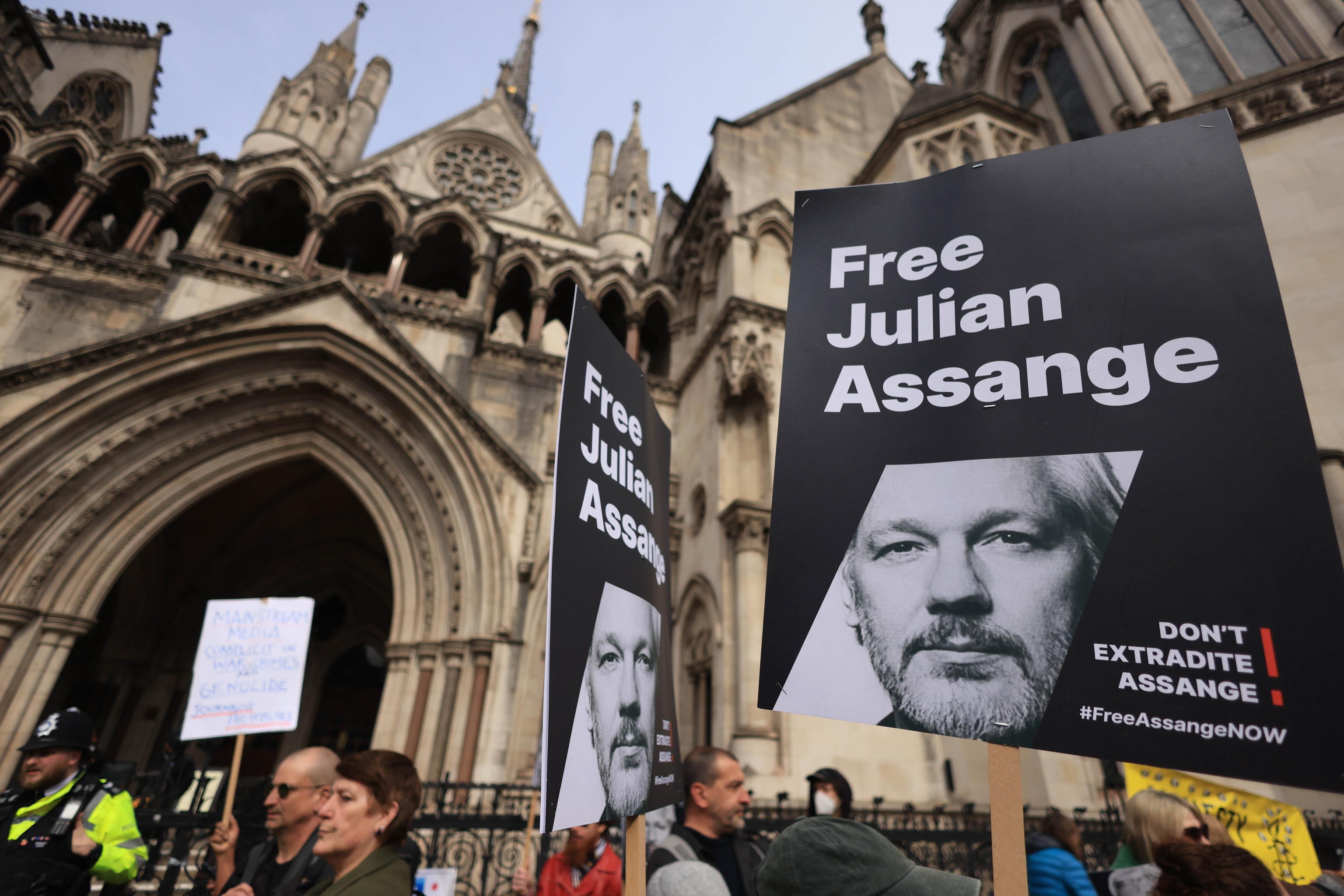 Assange, Londra concede l’appello contro l’estradizione in Usa