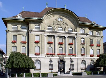 La Banca nazionale svizzera va controcorrente